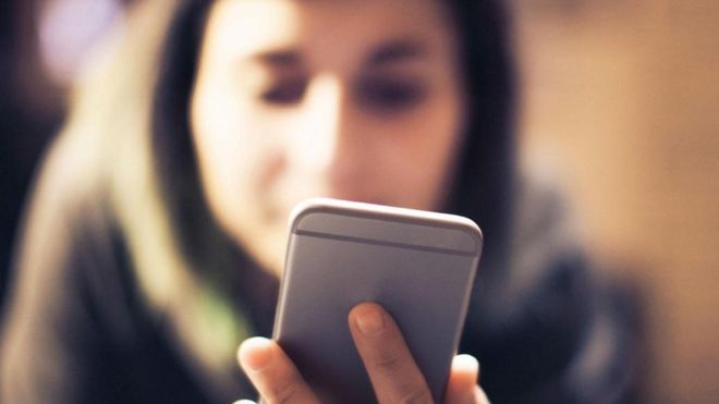 Cuando los jóvenes dejan de "aparecer" por las redes sociales puede ser una señal de depresión.