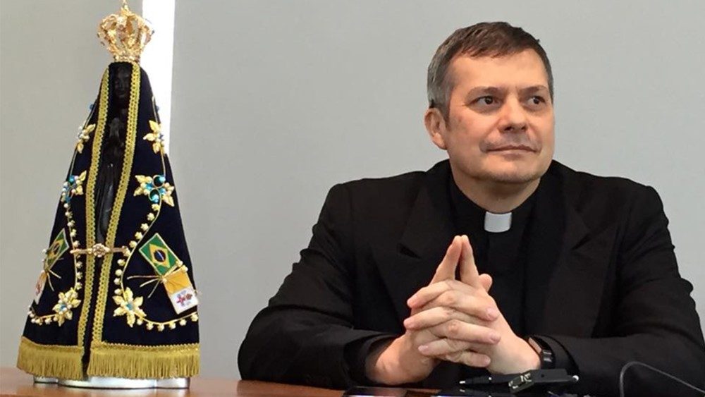 Mons. Lucio Ruíz, Secretario del Dicasterio para la Comunicación de la Sanata Sede.