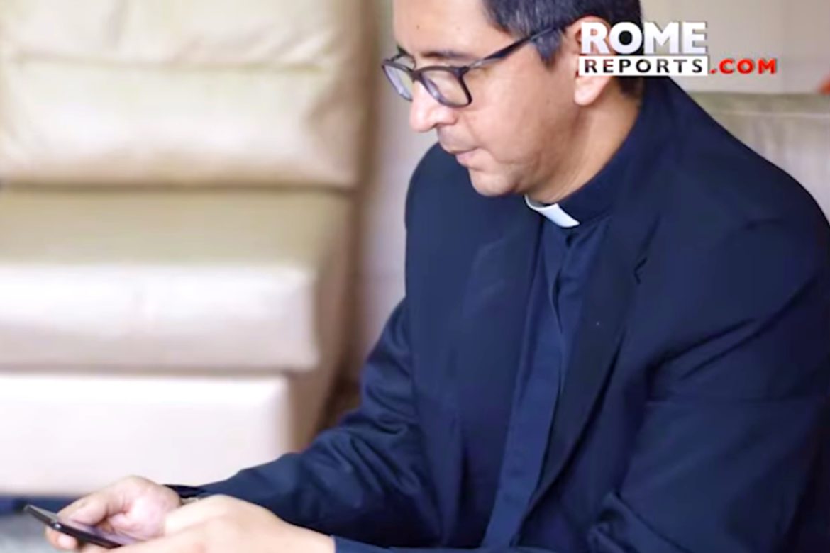 Sacerdote diseña app para ayudar a rezar a los jóvenes