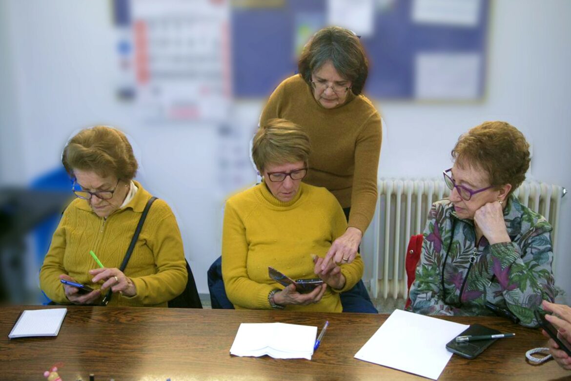 Taller para personas mayores sobre cómo usar el móvil, impartido por la fundación Cibervoluntarios en La Asociación de Vecinos la Fraternidad, en Los Cármenes, Madrid.