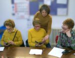 Taller para personas mayores sobre cómo usar el móvil, impartido por la fundación Cibervoluntarios en La Asociación de Vecinos la Fraternidad, en Los Cármenes, Madrid.