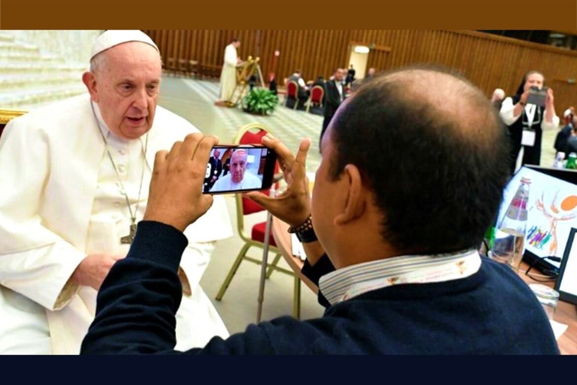 Urquidi, uno de los participantes del sínodo digital, invitó a soñar juntos que algún día todas las diócesis tengan sus equipos de misioneros digitales enviados por sus obispos “y que el ministerio de la escucha digital para encontrar el hermano que sufre sea parte normal de la vida de la Iglesia”.