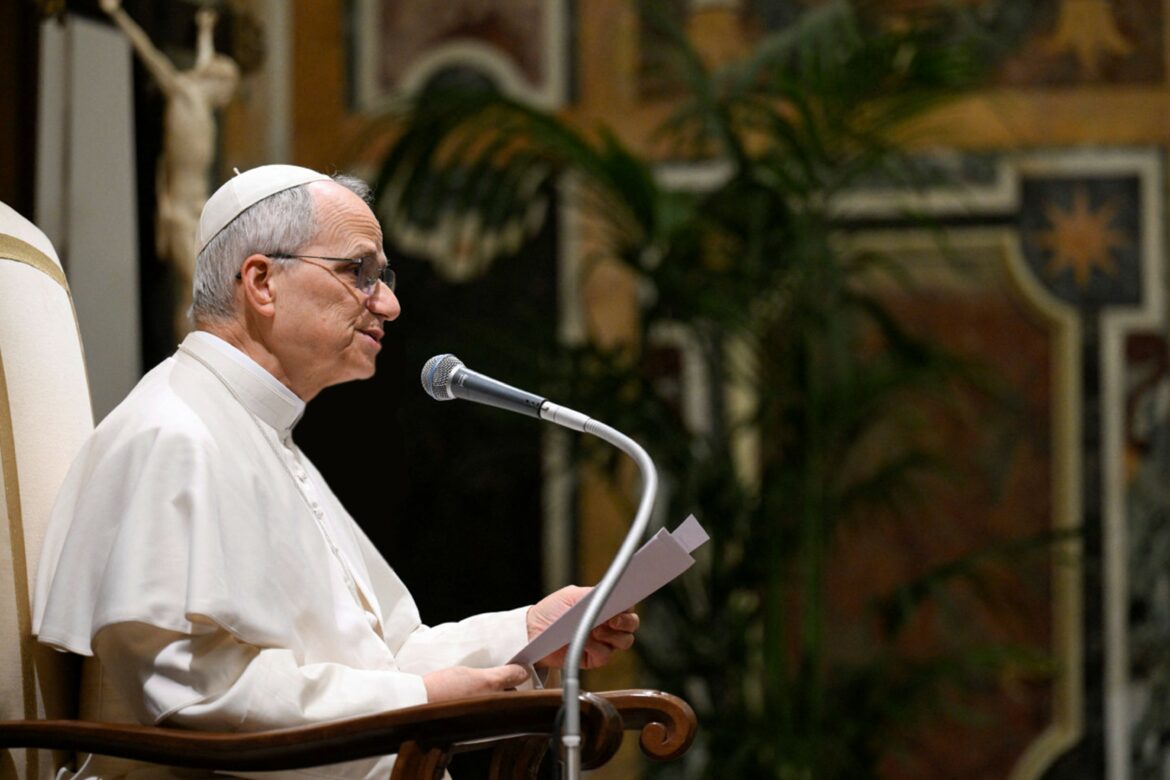 Apretones de manos y sonrisas. Ya es el Papa León del pueblo