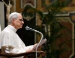 Apretones de manos y sonrisas. Ya es el Papa León del pueblo